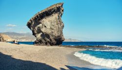 Formazioni rocciose a Playa de Los Muertos (Beach of the Dead) a Gabo de Gata-Nijar Natural Park, Carboneras, Spagna - © Alex Tihonovs / Shutterstock.com