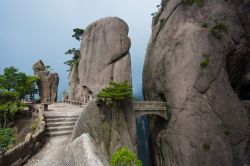 Formazioni rocciose dei monti Huangshan, Cina: le cime di queste montagne offrono una vista spettacolare delle nuvole dall'alto, panorama noto come "Mare delle Nuvole".

