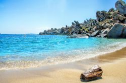 Formazioni rocciose e spiaggia nei pressi di Bonifacio, isola di Lavezzi, Corsica.
