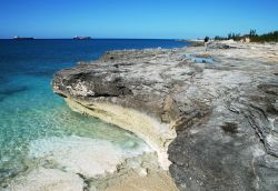 Formazioni rocciose erose nei pressi del porto di Freeport a Grand Bahama, Bahamas.

