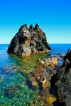 Formazioni rocciose laviche nel Mediterraneo lungo la costa di Cap d'Agde, Francia.

