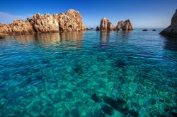 Formazioni rocciose lungo la costa dell'isola di Antiparos (Cicladi) con acqua color smeraldo.



