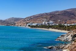 Formazioni rocciose nei pressi della spiaggia di Kionia sull'isola di Tino, Grecia.
