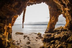 Formazioni rocciose nei pressi di Loutra Edipsou a Eubea, Grecia - Una suggestiva roccia modellata dal vento e dall'acqua si affaccia sulla spiaggia vicino alle terme di questa località ...