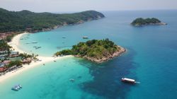 Formazioni rocciose nell'oceano di fronte all'isola di Redang, Malesia. L'acqua del Mar Cinese che lambisce le coste di questo lembo di terra paradisiaca è di un azzurro così ...