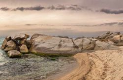 Formazioni rocciose sulla spiaggia di Algajola, Corsica.



