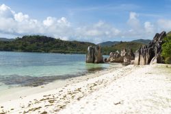 Formazioni rocciose sulla spiaggia di sabbia bianca a Denis Island, Oceano Indiano, Seychelles.

