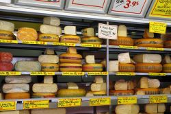 Forme varie di formaggio al mercato di Sneek, Olanda. Anche in questa cittadina della Frisia il formaggio è uno dei tipici prodotti gastronomici - © Mauvries / Shutterstock.com
