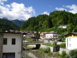 Il piccolo borgo di Forno di Zoldo tra le Dolomiti Venete - © Roman Cetnarskyj / Panoramio.com