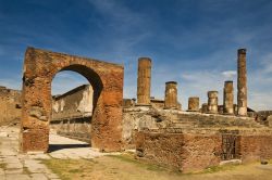 Foro di Pompei, Campania - Punto centrale della città romana, il Foro era una grande piazza circondata da archi su cui si stagliavano le statue degli dei e dei benefattori oggi, purtroppo, ...