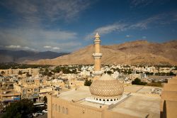 Il forte di Nizwa circondato dalle montagne dell'Hajar, Oman. Come per le fortezze di altre zone, anche quella di Nizwa è stata soggetta a cambiamenti nel corso dei secoli.
