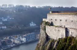 Una suggestiva veduta della cittadella fortificata ("la Citadelle", in francese) e del corso del fiume Mosa presso Dinant, Belgio - foto © Marius GODOI / Shutterstock.com