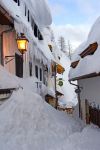 Forte nevicata nel borgo di Monte Lussari, nei pressi di Tarvisio in Friuli Venezia Giulia - © Pecold / Shutterstock.com