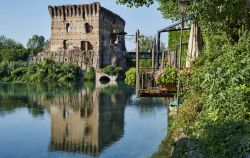 Fortezza a Borghetto sul Mincio, Verona - Dalla sommità della collina su cui sorge, il castello di Borghetto domina con le sue torri il fiume Mincio. Della sua parte più antica ...