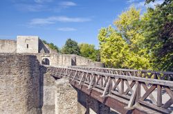 La fortezza del Trono dei Principi presso Suceava risale al XIV secolo ed è uno dei simboli più conosciuti della città rumena - foto © Boerescu / Shutterstock.com ...