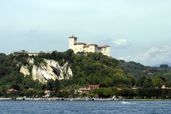 Fortezza di Angera sul lago Maggiore, Piemonte - Dirimpetto a Arona si trova la rocca di Angera, in perfetto stato di conservazione. Il panorama che si gode da qui è decisamente suggestivo ...