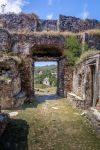 La fortezza di Nossa Senhora dos Remedios, isola di Fernando de Noronha, Brasile: sullo sfondo, l'omonima chiesa.

