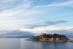 Fortezza di Pigeon Island a Kusadasi, Turchia - Conosciuto anche come castello dei pirati, questo complesso fortificato sorge su un isolotto collegato alla terraferma da una stradina rialzata: ...