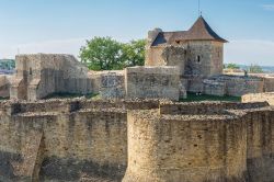 Una veduta delle rovine mediavali della fortezza di Suceava, costruita nel XIV secolo e ulteriormente fortificata un secolo più tardi - foto © Daniel Caluian / Shutterstock.com ...