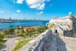 La fortezza de El Morro domina l'ingresso della baia del porto dell'Avana (Cuba). Di fronte, sulla riva opposta, si estende la città.
