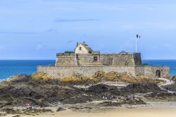 Il castello Piccolo Bé di Saint-Malo, Francia. Si trova su un'isola vicina alla città di Saint-Malo; venne costruito nel XVII° secolo e destinato a proteggere la città ...