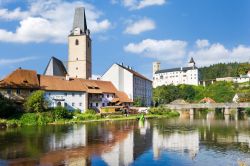 Fortezza medievale e città di Rozmberk nad Vltavou, Repubblica Ceca. Una veduta d'insieme del castello e del centro cittadino di questa località ospitata nella regione della ...