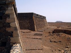 Un'antica fortezza portoghese costruita con roccia vulcanica sull'isola di Santiago. Siamo nei pressi di Praia, a Capo Verde.