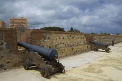 Fortificazione di Ceuta con vecchi cannoni, enclave spagnola nel nord del Marocco. Situata di fronte ad una baia, Ceuta è da sempre la vedetta dello Stretto di Gibilterra. Il robusto ...