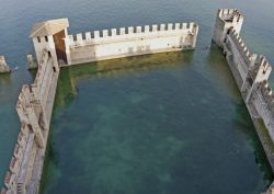 Fortificazione medievale del porto di Sirmione, provincia di Brescia, Lombardia. Utilizzato dalla flotta navale scaligera, questo rappresenta l'unico punto di accesso allo storico centro ...
