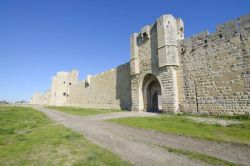 Le imponenti fortificazioni della cittadina di Aigues Mortes nel sud della Francia - Nel 1268 per finanziare la costruzione delle mura venne imposta una tassa che prevedeva una percentuale in ...