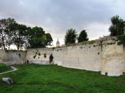Le fortificazioni della cinta muraria di Bergues. Le mura della cittadina, originariamente di origine medievale e successivamente modificate da Vauban, misurano complessivamente 5,3 km.