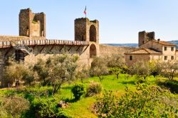 Le fortificazioni del Borgo di Monteriggioni (Toscana) - In Toscana se c'è una cosa che non manca sono delle testimonianze medievali riscontrabili nel territorio. Qui a Monteriggioni ...