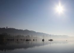 Foschia densa sul lago di Viverone in Piemonte