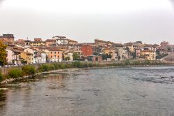 Foschia lungo il fiume Adige nella cittadina di Pescantina, provincia di Verona (Veneto) - © saad315 / Shutterstock.com