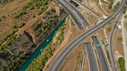 Foto aerea con il drone dell'istmo del canale di Corinto, Peloponneso (Grecia). Il canale è un alveo artificiale navigabile che collega il golfo Saronico nel Mar Egeo con il golfo ...