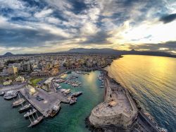 Foto aerea di Heraklion al tramonto, Creta - Una bella veduta dall'alto di Heraklion, capitale della prefettura più grande dell'isola di Creta. Città ricca di storia, monumenti ...