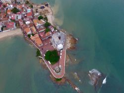 Foto aerea di Panama City con la vecchia area conosciuta come Casco Viejo, America Centrale. La città è situata nell'entrata sull'Oceano Pacifico del Canale di Panama.




 ...