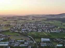 Foto aerea di Steinhausen in Svizzera al tramonto: la cittadina si trova vicino a Zug - © Frozenbubble - CC BY-SA 2.0 de, Wikipedia