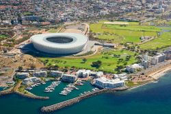 Foto aerea dello Stadio di Cape Town (Sud Africa) - Cape Town Stadium o Green Point Stadium, quest'area fatta (ri)costruire nel 2010 in occasione dei mondiali di calcio, oggi rappresenta ...