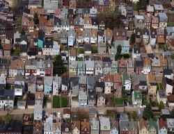 Foto aerea sulle case in fila della città di Pittsburgh, Pennsylvania (USA).

