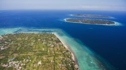 Foto dal drone delle isole Gili, Indonesia. Per osservare un'incredibile varietà di specie marine, fra cui le balene durante le migrazioni, questo arcipelago è uno dei luoghi ...