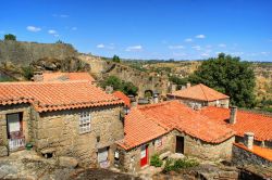 Foto dall'alto su Sortelha, Portogallo - Una veduta panoramica sui tetti di questo villaggio appollaiato su un promontorio roccioso © Vector99 / Shutterstock.com