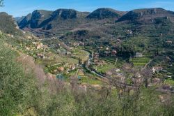 Foto dall'alto della vallata di Finalborgo, Riviera di Ponente (Liguria)