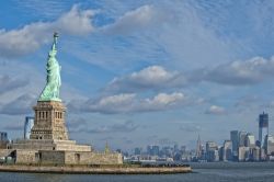 Skyline di New York City con la Statua della Libertà, Stati Uniti. Progettato da Frédéric Auguste Bartholdi, questo monumento svetta all'entrata del porto sul fiume ...