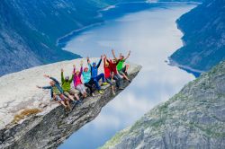 Foto di gruppo sulla roccia Trolltunga. il punto panoramico vicino a Odda in Norvegia