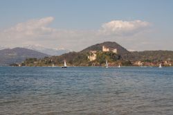 Lago Maggiore a Arona, Piemonte - Una bella veduta del lago che grazie al suo fascino rappresenta da sempre una meta ambita da poeti, scrittori e personaggi di tutti i tempi. La sua posizione, ...
