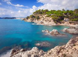 A Lloret de Mar ci sono spiagge per tutti i gusti: la cittadina catalana, nella provincia di Girona, predilige gli ampi arenili attrezzati, pieni di bar e locali aperti fino a tardi, ma come ...