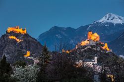 Una bella immagine notturna del castello di Tourbillon e di quello di Valère. Per raggiungere il primo, in rovina a causa di un incendio che nel 1788 lo distrusse in gran parte, bisogna ...