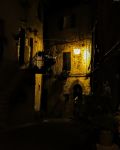 Foto notturna del centro del borgo di Chianni in Toscana Di TagoMago1968 - Opera propria, CC BY 3.0, Collegamento