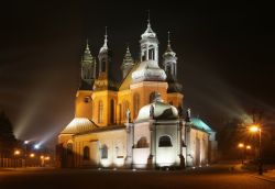 La cattedrale di Poznan fotografata di notte, Polonia - Eretta nel 968, venne distrutta più volte e dopo la seconda guerra mondiale fu ricostruita in stile gotico. Nei suoi sotterranei ...